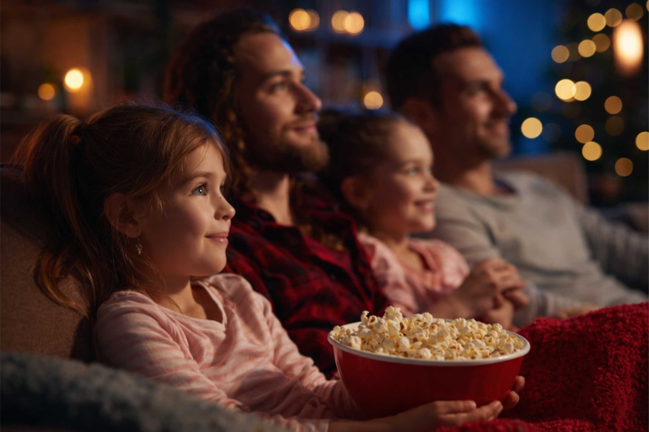 Família assistindo TV